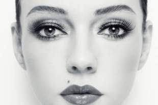 How to choose the right plastic surgeon – expert guide by Dr. Hakki Izmirli for safe and natural plastic surgery results in Turkey.